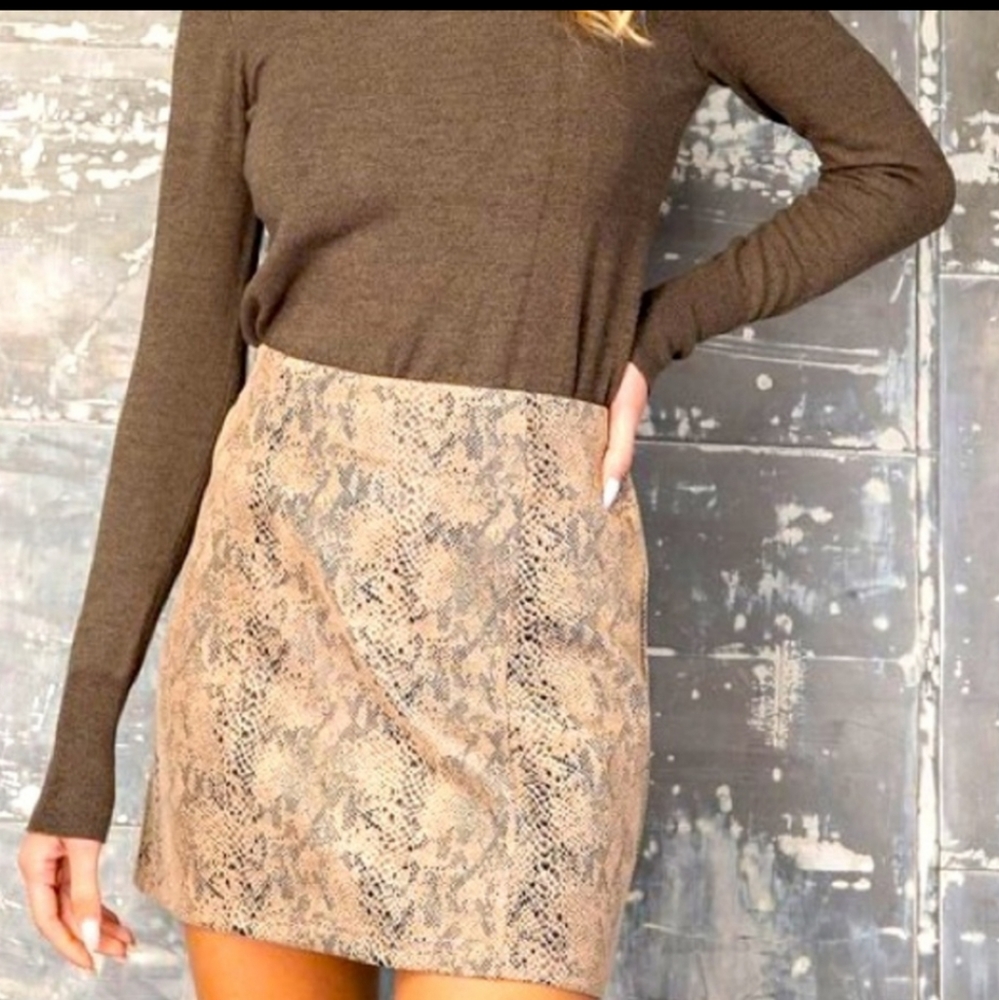 ✨SNAKESKIN MINI SKIRT - Picture 4 of 5